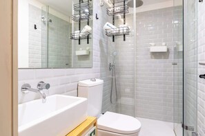 Dusch, hårtork, handdukar och schampo