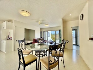 Familienvilla | Essbereich im Zimmer