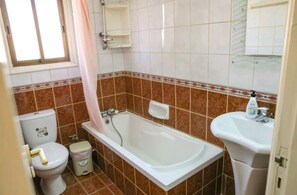 Dusche, Haartrockner, Handtücher, Shampoo