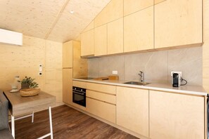 Fridge, microwave, oven, stovetop - Lodge with Sauna by the Water | Watervliet Oyster Lodge (Wissenkerke)