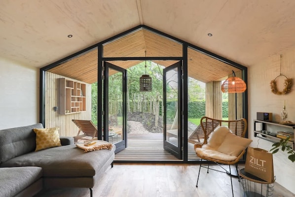 TV, offices - Lodge with Sauna in Countryside | Watervliet View Lodge (Wissenkerke)