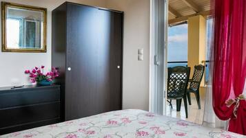 Family Villa, Balcony | 4 bedrooms, iron/ironing board, free WiFi