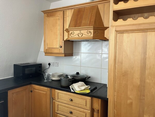 Fridge, microwave, oven, stovetop - Modern and cozy 2-Bed, 2-Bath Apartment in Santry, Dublin 9 (Dublin)