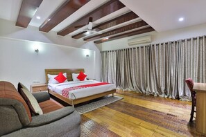 Premium Room, 1 King Bed | In-room safe, desk, iron/ironing board, free WiFi - Biznotel by Pride Bharuch (Bharuch)