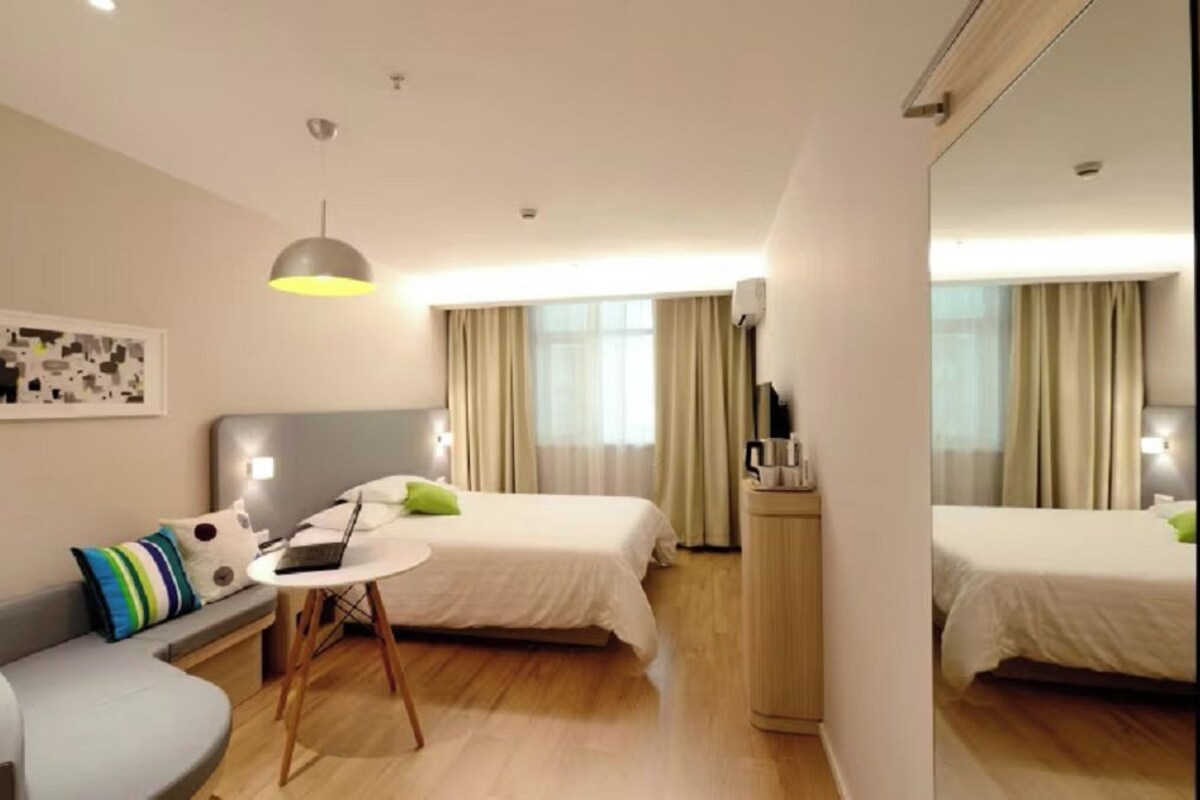 DELUXE DOUBLE ROOM