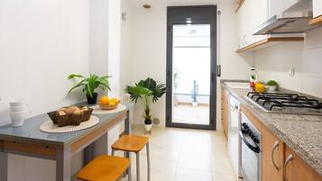 Een koelkast, een microgolfoven, een oven, een kookplaat