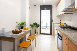 Jääkaappi, mikroaaltouuni, uuni, liesi