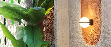 Eine strukturierte Wand mit kreisförmigen Aussparungen und zwei Wandleuchten.