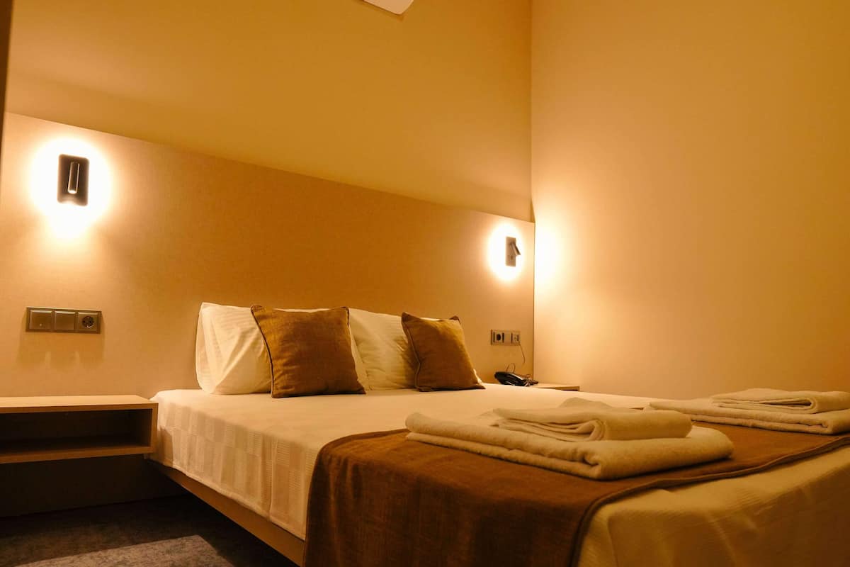Hypo-allergenic bedding, minibar, desk, laptop workspace
