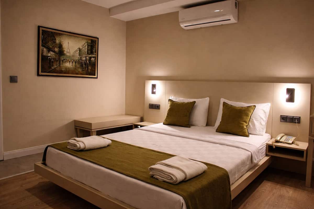 Literie hypoallergénique, minibar, bureau