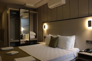 Chambre Deluxe double, 1 lit double | Literie hypoallergénique, minibar, bureau