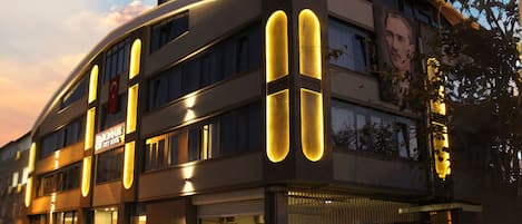 Facciata della struttura - sera/notte