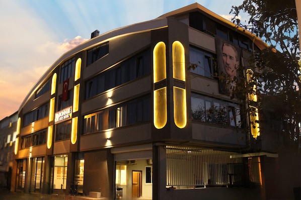 Fassade der Unterkunft – Abend/Nacht