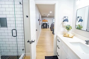 Shower, hair dryer, towels - The Max Resort! 1.5 Acres! Enjoy Pickle Ball, Pool, & Fun! (Gilbert)