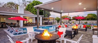 The Max Resort! 1.5 Acres! Enjoy Pickle Ball, Pool, & Fun!