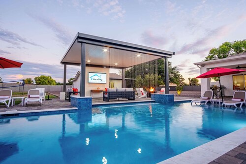 The Max Resort! 1.5 Acres! Enjoy Pickle Ball, Pool, & Fun!