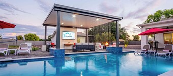 The Max Resort! 1.5 Acres! Enjoy Pickle Ball, Pool, & Fun!