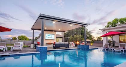 The Max Resort! 1.5 Acres! Enjoy Pickle Ball, Pool, & Fun!