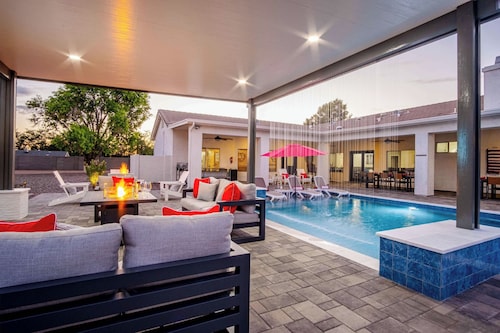 The Max Resort! 1.5 Acres! Enjoy Pickle Ball, Pool, & Fun!