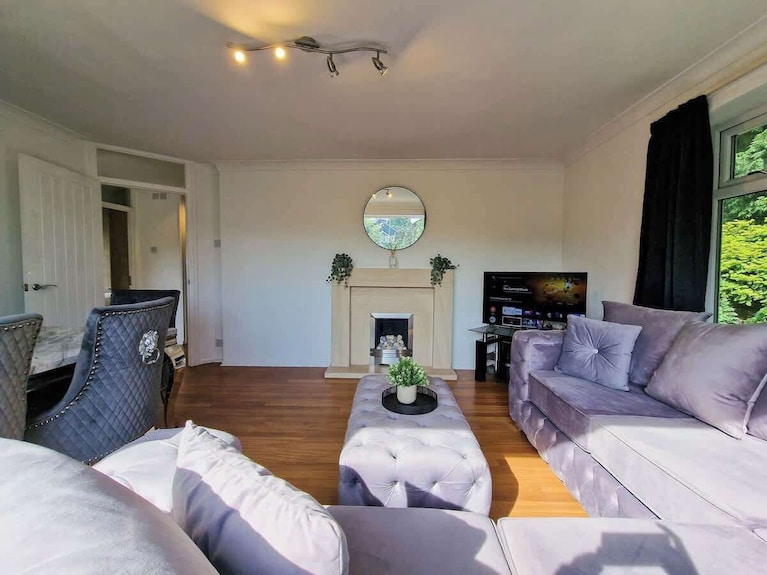 3 Bed Gatley Home | Free Parking - Altrincham