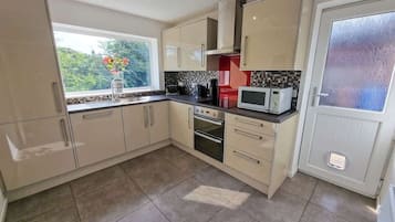 Kylskåp, mikrovågsugn, ugn och diskmaskin