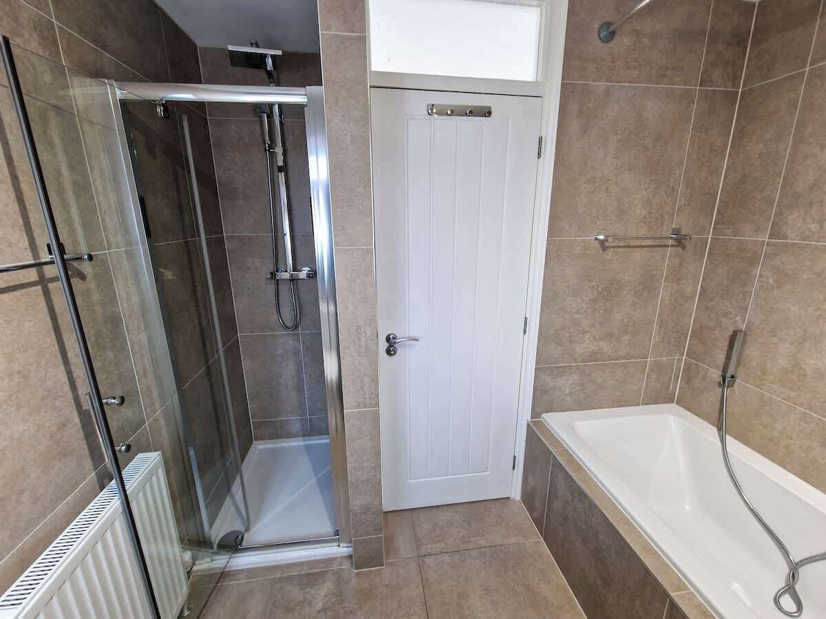 Een douche, een haardroger, handdoeken, zeep