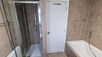 Een douche, een haardroger, handdoeken, zeep