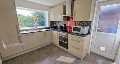 Free Parking Home In Gatley by City SuperHost