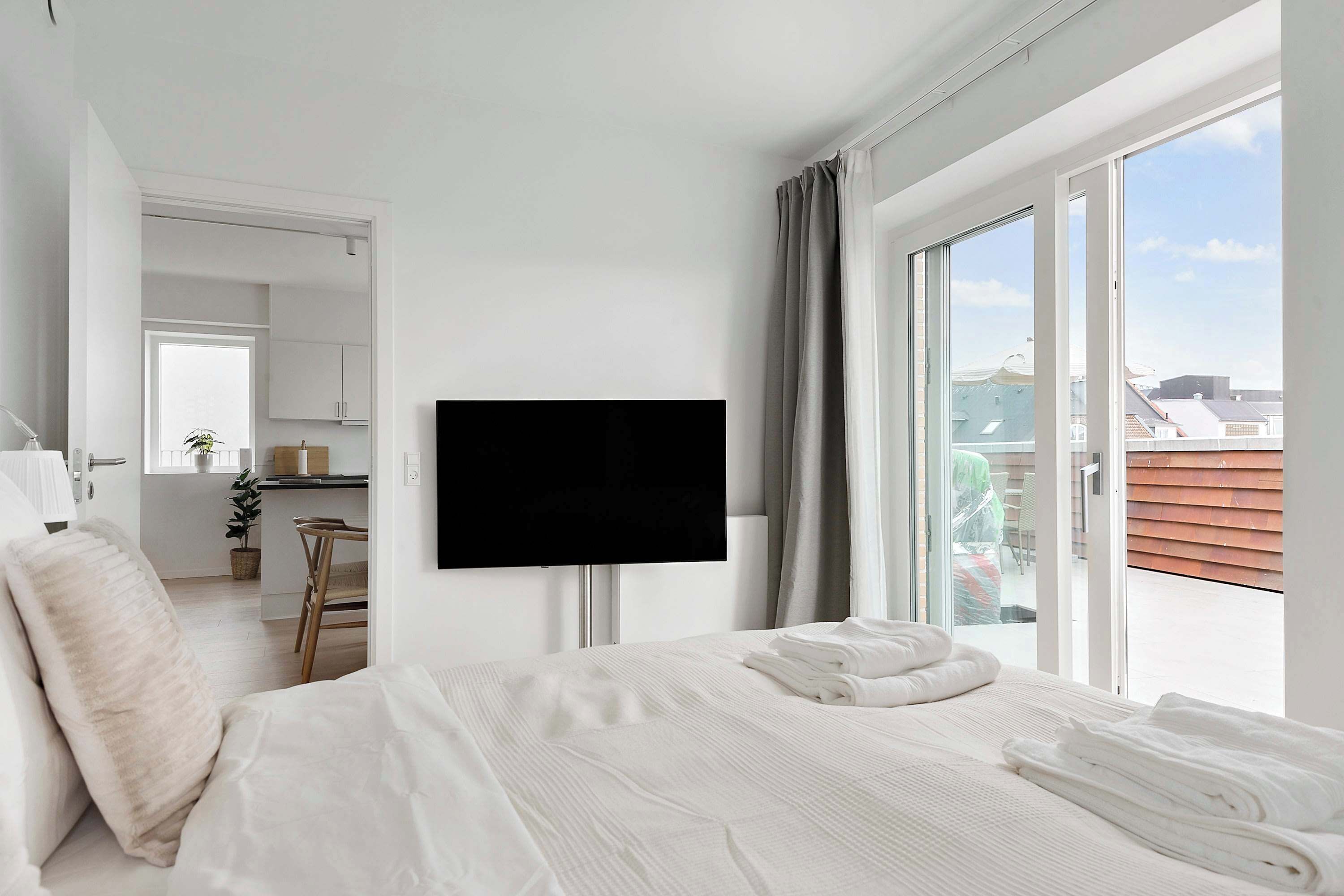 2 bedrooms, desk, iron/ironing board, WiFi