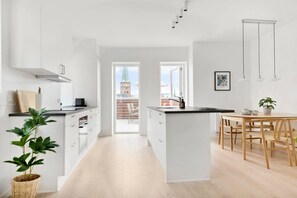 ثلاجة، فرن، موقد طهي مسطح، غسالة أطباق