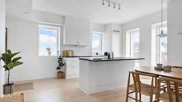Fridge, oven, stovetop, dishwasher