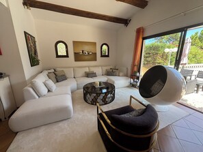 TV, fireplace - Peaceful villa in the countryside (Cavalaire-sur-Mer)