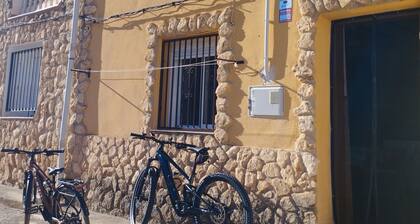 Casita en aldea con chimenea, senderismo, bicicleta,cielos de estrellas,muy sano