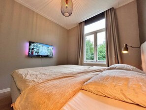 1 Schlafzimmer, Schreibtisch, Bügeleisen/Bügelbrett, Reisekinderbett