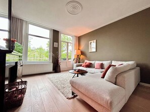 Fernseher, DVD-Player, Bücher, Stereoanlage