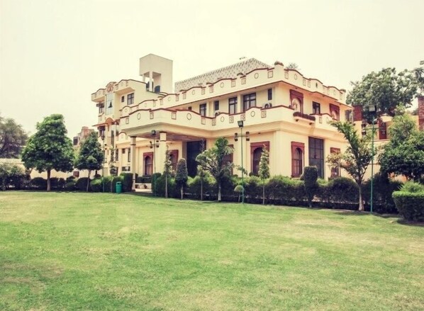 Mặt tiền nơi lưu trú