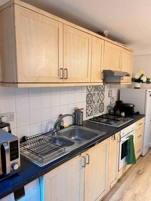 Apartment | Private kitchen | Fridge, microwave, oven, stovetop - Cozy London Apartment - Central Location (London)