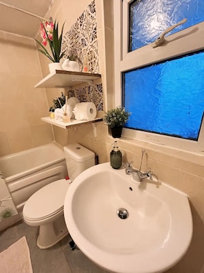 Apartamento | Banheiro | Banheira e chuveiro separados, banheira de imersão, toalhas de banho 