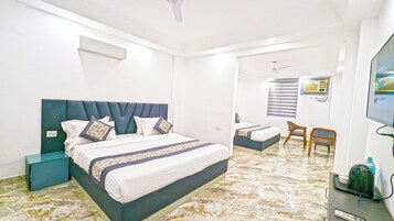 Habitación familiar doble, vistas a la ciudad | Escritorio y espacio para trabajar con un portátil