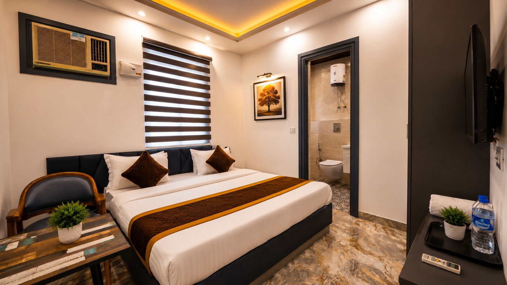 Ein Hotelzimmer mit einem Bett, einem Schreibtisch mit Pflanze, einer Wasserflasche und einer Dusche.