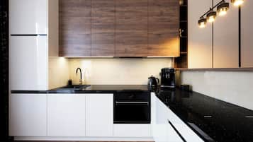 Departamento Deluxe (14/8) | Cocina privada | Refrigerador, microondas, horno y parrilla de estufa