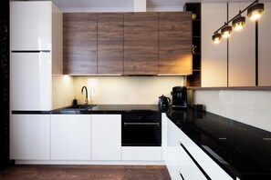 Deluxe-huoneisto (14/8) | Yksityinen keittiö | Jääkaappi, mikroaaltouuni, uuni, liesi