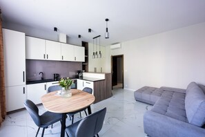 Deluxe-Apartment (14/6) | Wohnzimmer | 42-Zoll-Smart-TV mit Digitalempfang