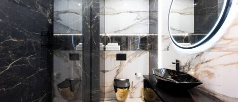 Appartement Supérieur (14/8) | Salle de bain | Douche, douche à « effet pluie », sÚche-cheveux, serviettes fournies