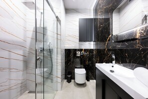 Superior Apartment (14/6) | Bathroom | Shower, rainfall showerhead, hair dryer, towels - Native Apartments Słowackiego 14 (Kraków)