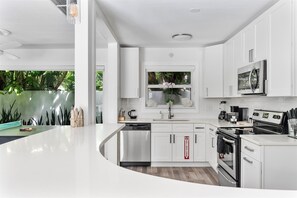 Micro-ondes, four, plaque de cuisson, lave-vaisselle