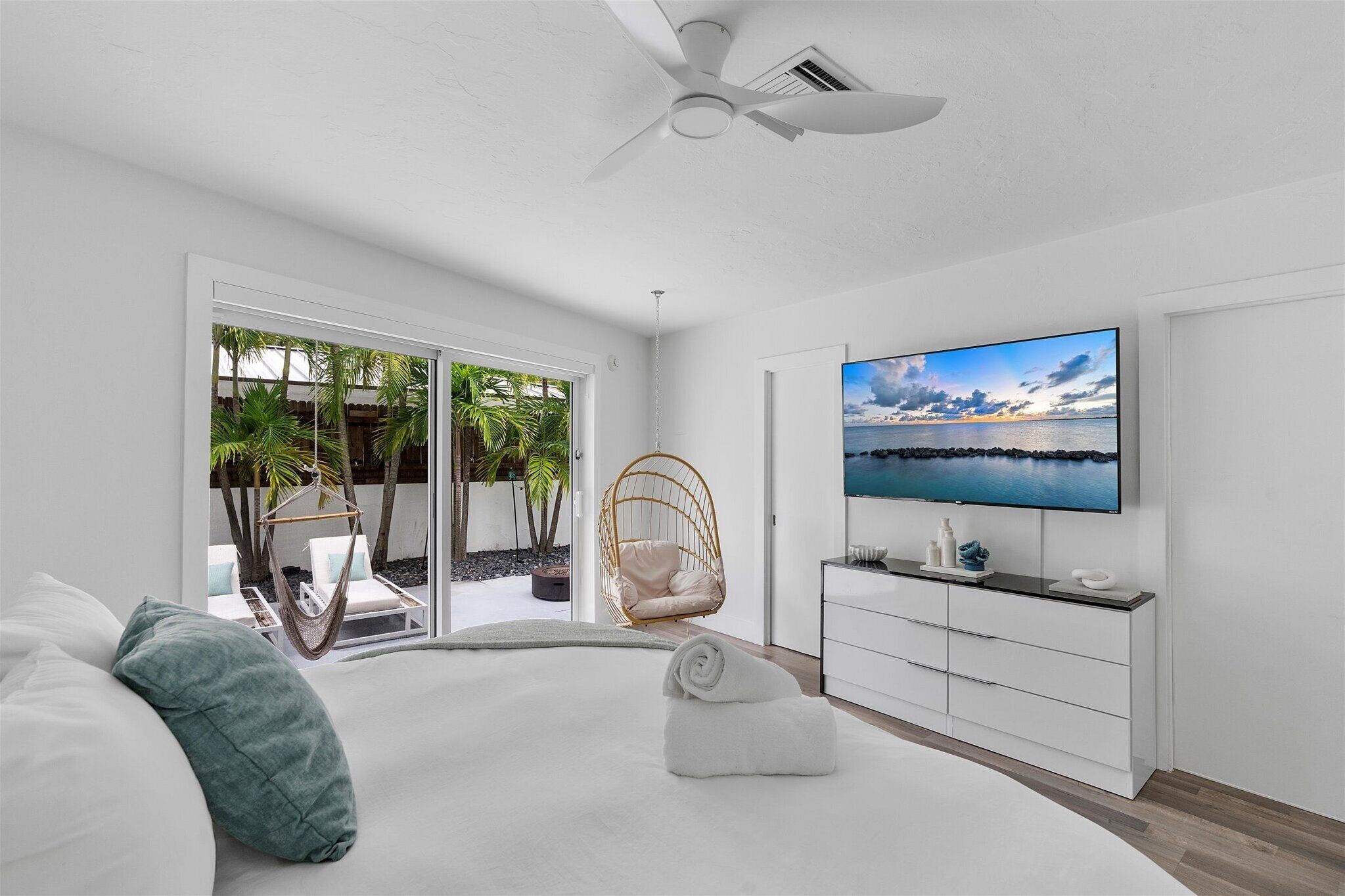 3 habitaciones, tabla de planchar con plancha y cuna de viaje 