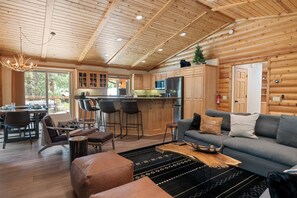 Smart TV, fireplace - GORGEOUS 5-Star cabin. Walk to LAKE and VILLAGE. Game Room and Hot Tub (Big Bear Lake)