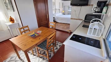 1 slaapkamer, een strijkplank/strijkijzer, wifi, beddengoed