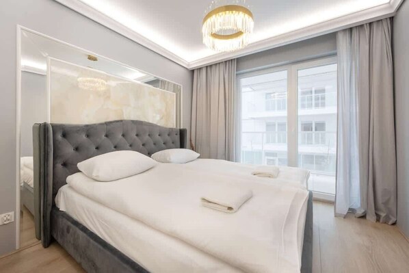 1 chambre, bureau, fer et planche à repasser, lit de bébé portatif